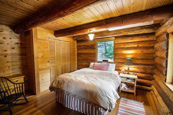 חדר שינה מעץ